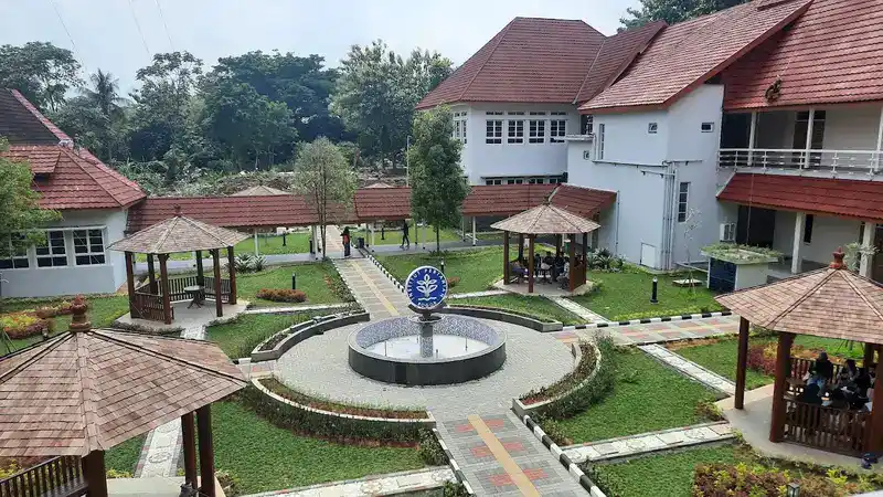 Info IPB University: Cek daftar fakultas (S1) di Kampus Dramaga, Sekolah Vokasi (Baranangsiang), dan semua jalur masuk (SNBP, SNBT, SM-IPB) 2025.